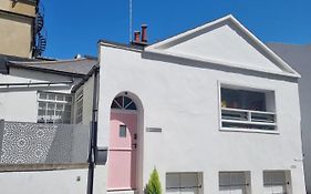 Quirky Seaside Family Cottage Walk To The Waves!